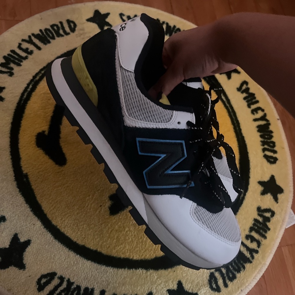 men’s new balance shoes! only worn twice!